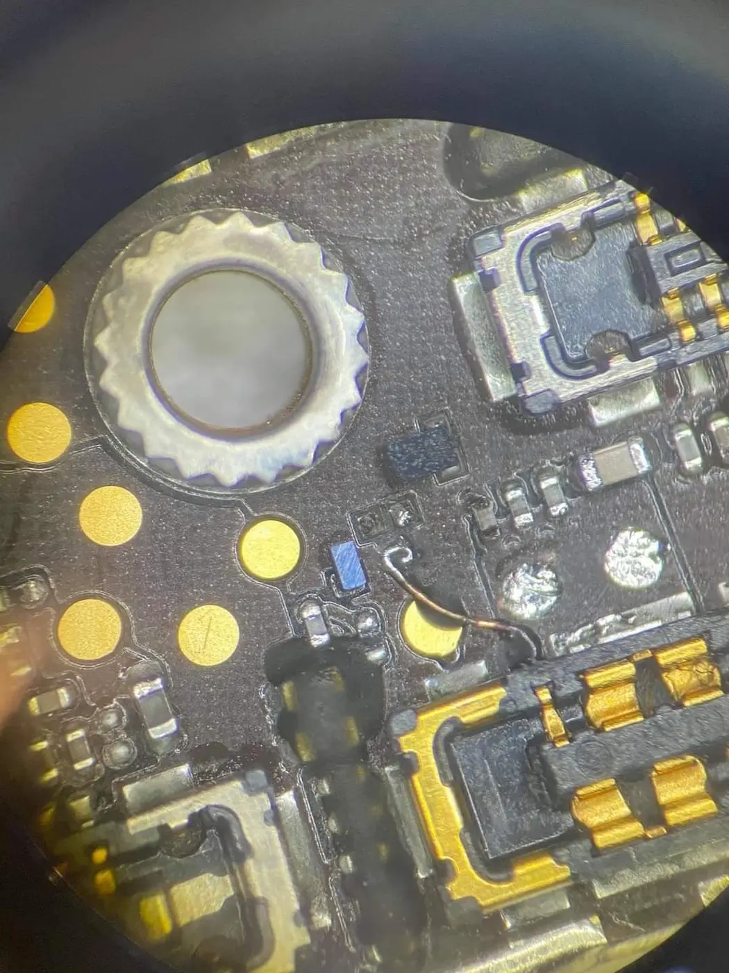 Travail de micro-soudure sur une carte mère de téléphone