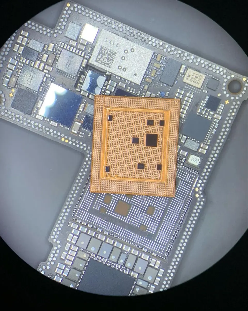 Carte mère d’iPhone pendant un diagnostic au microscope